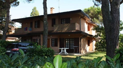 Stylish villa with private garden in a quiet area by Beahost Rentals Hotel in Bibione