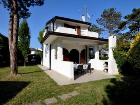 Cozy villa with private garden in a quiet area by Beahost Rentals Hotel in Bibione