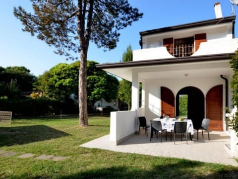 Cozy villa with private garden in a quiet area by Beahost Rentals Hotel in Bibione