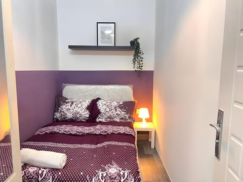 Calm Partition Room Near Internet City Metro Hotel in Dubai