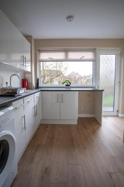 2 BDR Apt At Caledonia Luxe Stays Short Lets & Serviced Accommodation Glasgow Apartment in Glasgow