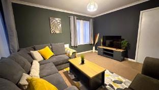 4-Bedroom, 5-Bed, 2.5-Bath Home on Harlow Manor Vacation rental in Harrogate