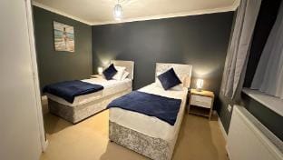 4-Bedroom, 5-Bed, 2.5-Bath Home on Harlow Manor Vacation rental in Harrogate