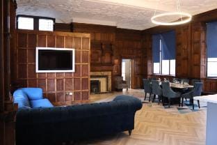 16 Queen 2 Bedroom Queen Suite w Parking Vacation rental in Liverpool