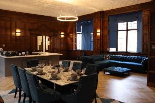 16 Queen 2 Bedroom Queen Suite w Parking Vacation rental in Liverpool