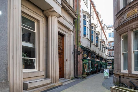 16 Queen 2 Bedroom Queen Suite w Parking Vacation rental in Liverpool