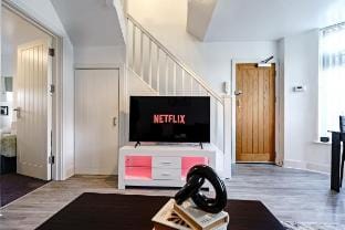 Unique 2-bed Flat with Smart TV Cardiff Vacation rental in Cardiff