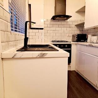 Stunning 2 bed in Leeds: free WiFi and parking. Vacation rental in Leeds