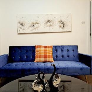 Stunning 2 bed in Leeds: free WiFi and parking. Vacation rental in Leeds