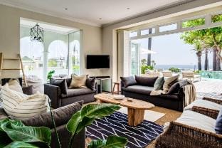 Magical Holiday Home Walking Distance to the Beach Vacation rental in Camps Bay