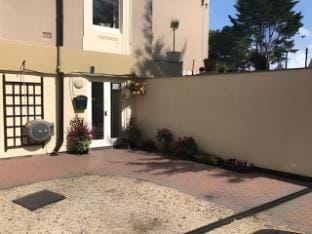 Beach House Courtyard 1 bed Apartment in Southport