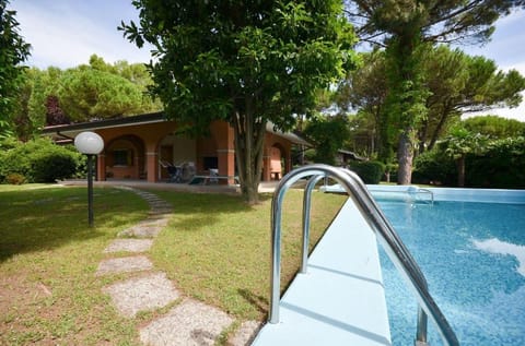 Private paradise - exclusive villa with stunning outdoor pool Hotel in Bibione