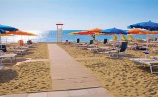 Elegant central apartment in a lush pine setting Apartment in Lignano Sabbiadoro