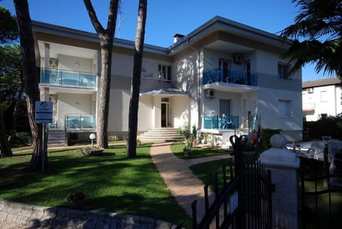 Fully equipped flat in a pinewood area with swimming pool Apartment in Lignano Sabbiadoro