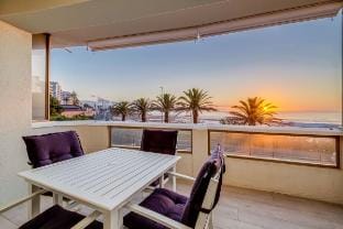 Beautiful Lock up & go w/Ocean Views (Sundowner Vi Apartment in Sea Point