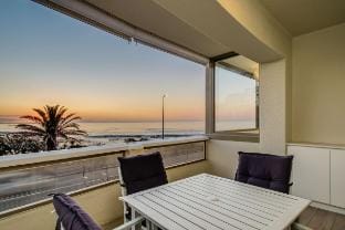 Beautiful Lock up & go w/Ocean Views (Sundowner Vi Apartment in Sea Point