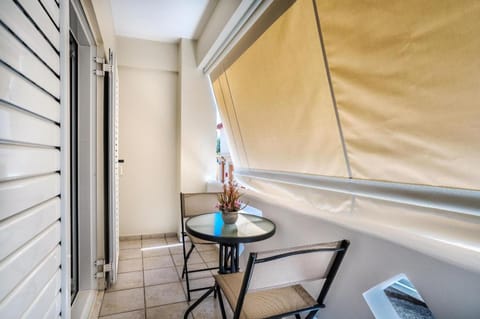 Nicol's Studio in Ground Floor Apartment in Heraklion