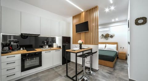 Nicol's Studio in Ground Floor Apartment in Heraklion