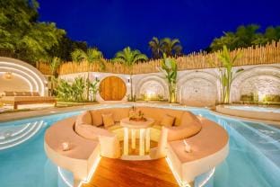 Villa Orlando - Brand New 9BR, Jacuzzi, Cinema, Villa in Kuta