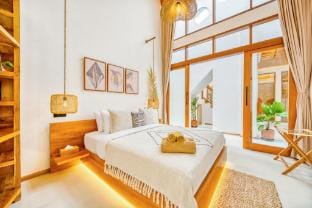 Villa Orlando - Brand New 9BR, Jacuzzi, Cinema, Villa in Kuta