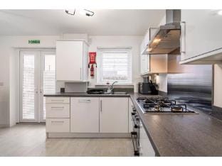 Charming 3 Bed Home in Stepps, Glasgow - Garden  Patio Vacation rental in Glasgow