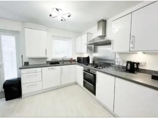 Charming 3 Bed Home in Stepps, Glasgow - Garden  Patio Vacation rental in Glasgow