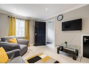 Charming 3 Bed Home in Stepps, Glasgow - Garden  Patio Vacation rental in Glasgow