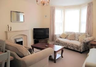 Jubilee House - 4 bedroom central house - bright Vacation rental in Filey