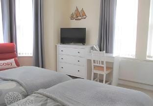 Jubilee House - 4 bedroom central house - bright Vacation rental in Filey