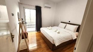 Grec Maison Piraeus Family Apartment with Balcony Vacation rental in Pireas