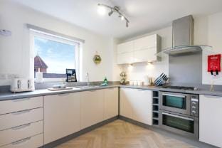 Charming Apartment in City Centre by Yoko Property Apartment in Northampton