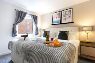 Charming Apartment in City Centre by Yoko Property Apartment in Northampton