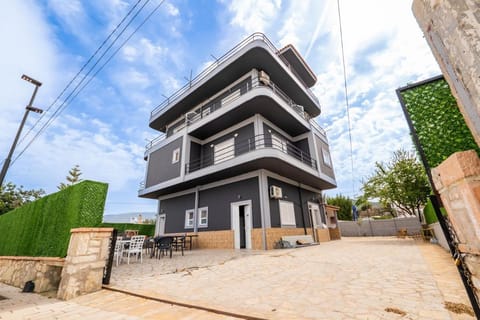 Brothers Of The World Hostel Apartment in Ksamil