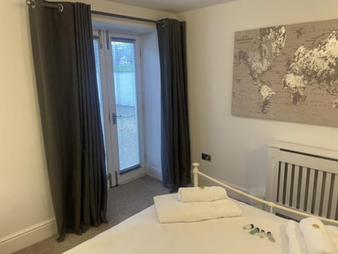 Beach House Courtyard 2 bed Apartment in Southport