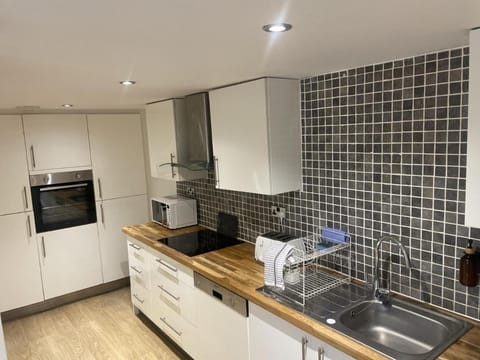 Beach House Courtyard 2 bed Apartment in Southport