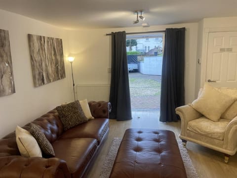 Beach House Courtyard 2 bed Apartment in Southport