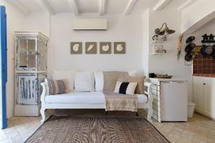 Ilivatos - Elegant Villa on the Caldera's Edge Villa in Oia