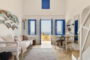 Ilivatos - Elegant Villa on the Caldera's Edge Villa in Oia