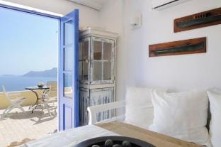 Ilivatos - Elegant Villa on the Caldera's Edge Villa in Oia