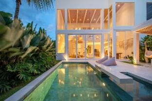 Luxury Twin Villas – 6BR, 2 Pools Walk to La Brisa Villa in North Kuta