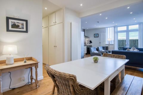 Ty Gwawr - 3 Bedroom Apt - Bayview Oxwich Apartment in Wales