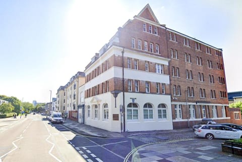 Central Apartments - Private Kitchens & Bathrooms Apartment in Portsmouth