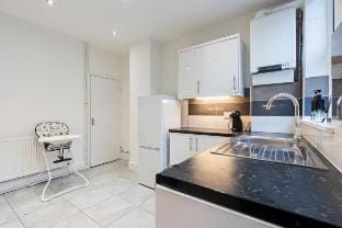 Luxe Stays | Sleeps 8 | Parking Vacation rental in Nottingham