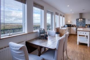 Ty Seren - 2 Bedroom Apt - Bayview Oxwich Apartment in Wales