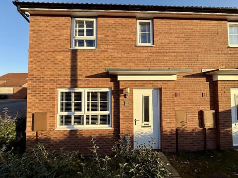 Modern 2-Bed House with EV charger - Hosted by Hutch Lifestyle Vacation rental in Warwick