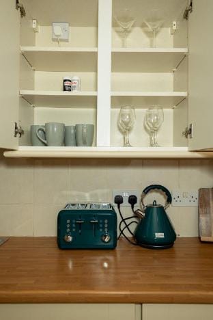 Cosy 2 Bedroom Home Sleeps 4, Free WiFi, Parking, Central Warwick, West Midlands Vacation rental in Warwick