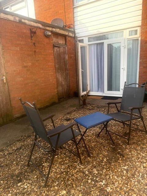 Cosy 2 Bedroom Home Sleeps 4, Free WiFi, Parking, Central Warwick, West Midlands Vacation rental in Warwick