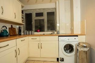 Cosy 2 Bedroom Home Sleeps 4, Free WiFi, Parking, Central Warwick, West Midlands Vacation rental in Warwick