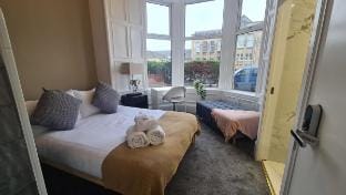 5 Bed Sleeps 10 Full Kitchen Parking x 3 Vacation rental in Ayr