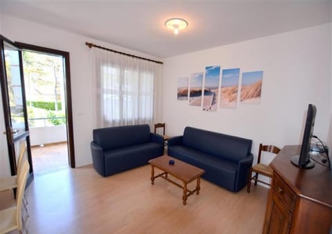 Wide row house with private fenced garden for 9 guests in Lignano Pineta Hotel in Lignano Sabbiadoro